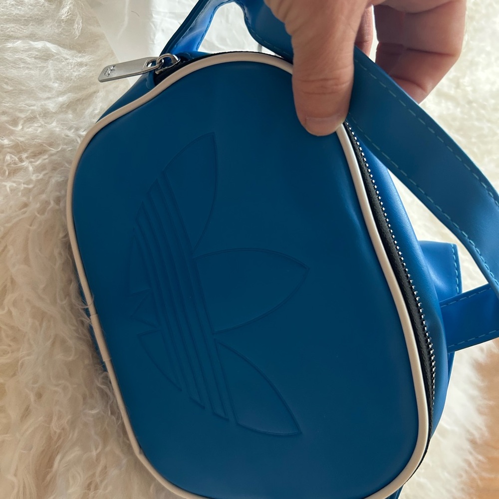 BNWT Adidas classic adicolor “leather” rare Blue Trefoil Crossbody women’s bag! - Picture 2 of 5